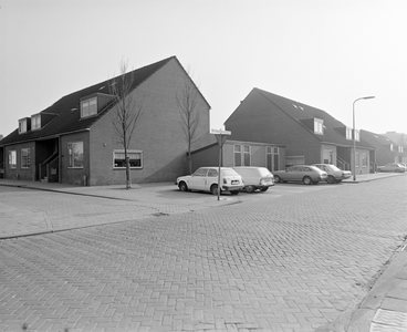 884754 Gezicht op de voorgevels van enkele nieuwbouwpanden in de W.J. Bossenbroekstraat te Utrecht.